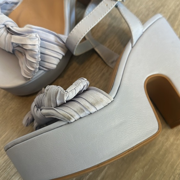Periwinkle platform heels with bow - Picture 4 of 4